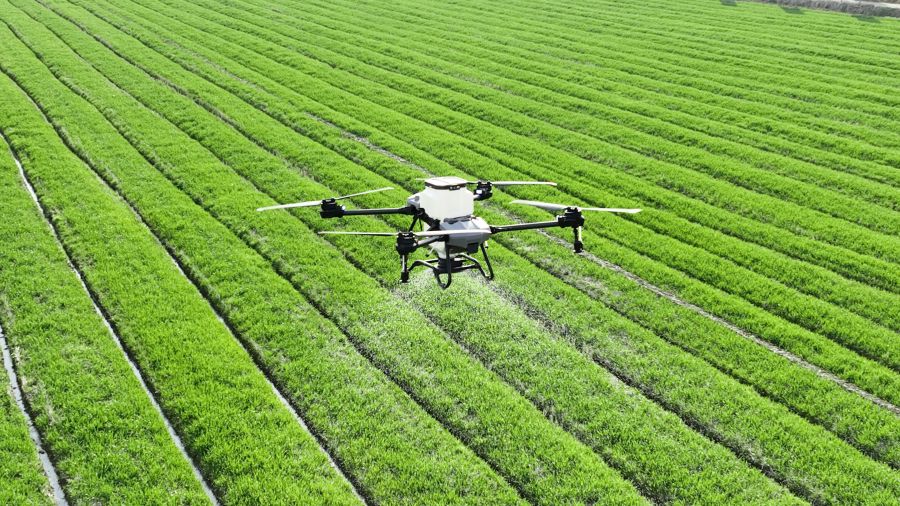 Operador con drone agrícola