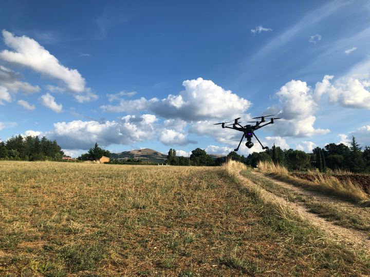 Drone agrícola en campo