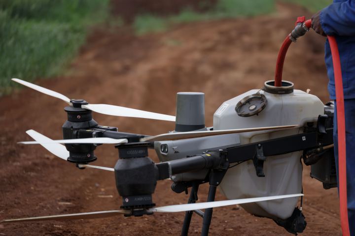 Drone agrícola en campo